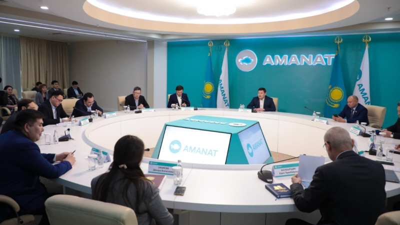 «AMANAT» پارتيياسىندا قوعامدىق كەڭەستەردٸڭ جاڭا باسشىلارى تانىستىرىلدى