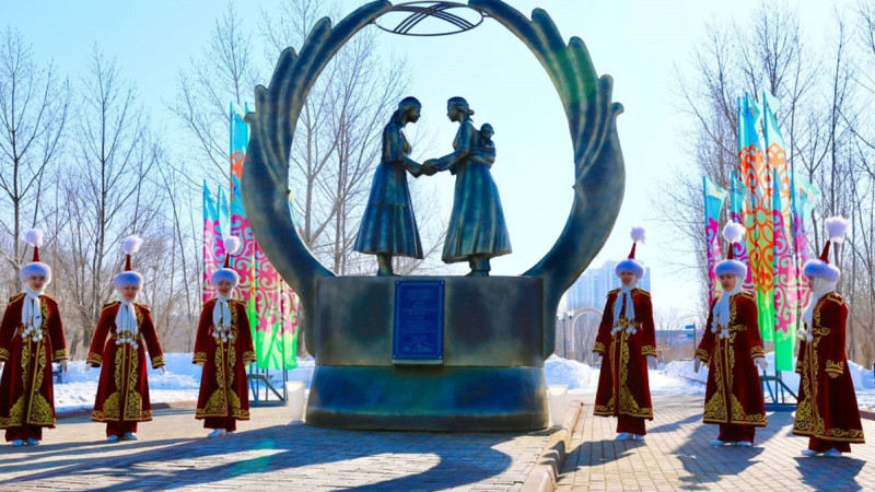 Ақтөбе кәрістері «Қазақ халқына алғыс» мүсіндік композициясын тарту етті