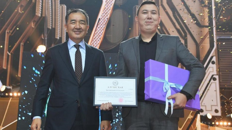 Saǵyntaev Digital Ustaz Almaty baiqaýynda top jarǵan ustazdardy quttyqtady