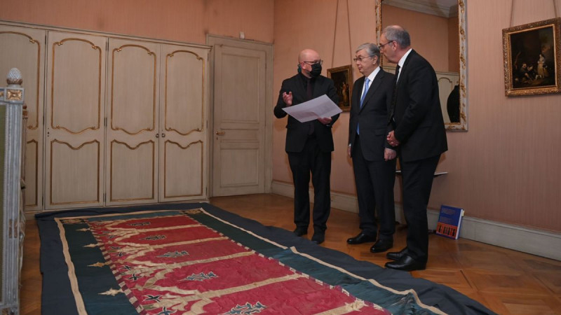 Toqaev Jenevada qazaq sultany shveitsariialyq diplomatqa tartý etken jádigerdi tamashalady