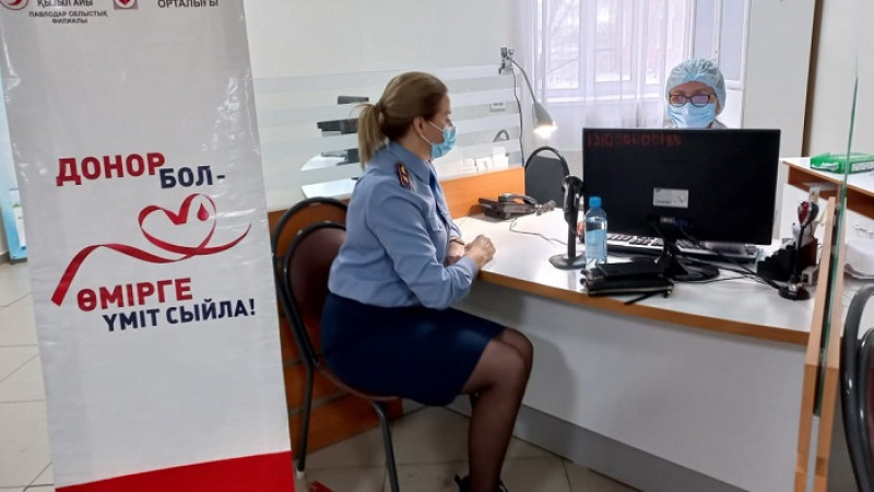 Pavlodar qalasynyń politsiia qyzmetkerleri qan ótkizý aktsiiasyna qatysty