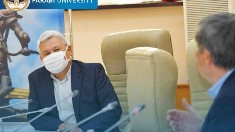 ۇلىبريتانييا پروفەسسورى قازۇۋ-دا دەرٸس وقي باستادى