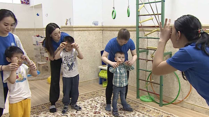 اۋتيزمدٸ ەرتە انىقتاۋ – جاقسى نەتيجەگە قول جەتكٸزەدٸ