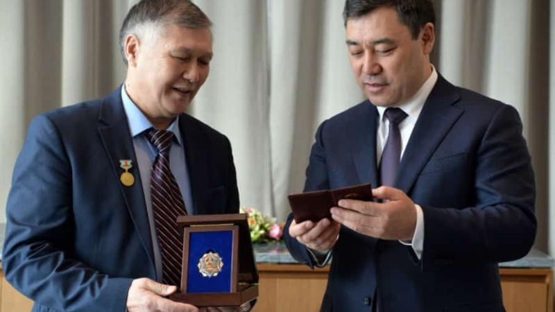 Qyrǵyz prezidenti manasshy-jyrshy Baianǵali Álimjanovqa orden taqty