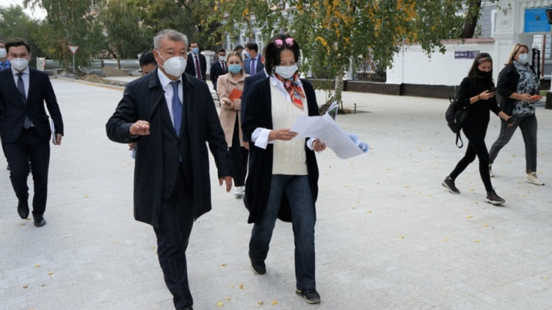 Danial Ahmetov Semeidegi teatr men murajaidaǵy jóndeý jumystarymen tanysty