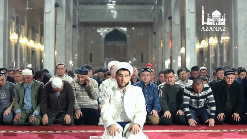 Namazdy meshitte emes, úide oqysa da bolady
