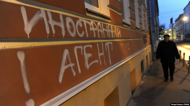 Pýtin jýrnalisterdi "shetel agenti" dep tanýǵa jol beretin zańǵa qol qoidy