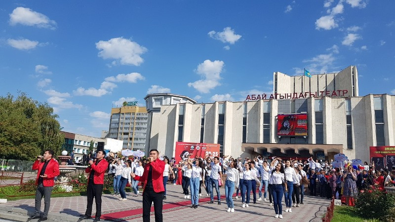 سەمەي. قازاق ساحاناگەرٸ ەمينا ٶمٸرزاقوۆانىڭ 100 جىلدىق مەرەيتويىنا ارنالعان تەاتر فەستيۆالٸ ٶتۋدە