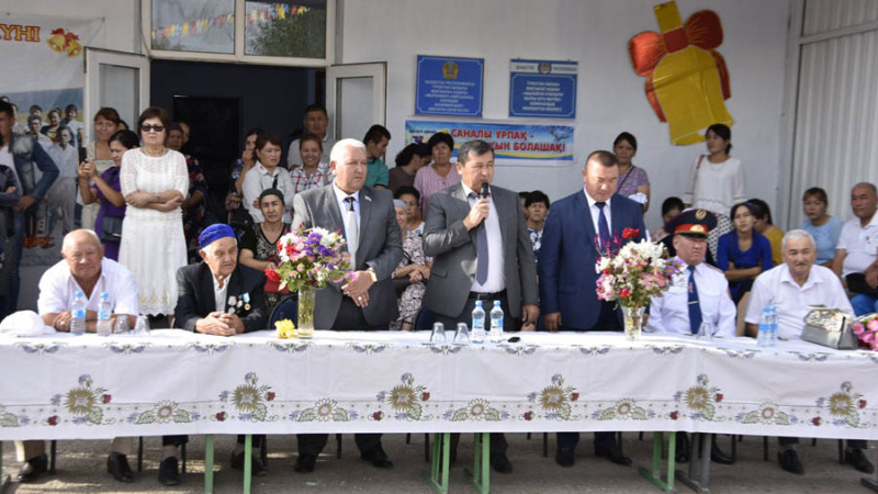 Әкім оқушыларды жаңа оқу жылымен құттықтады