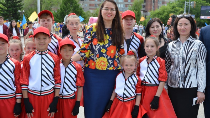 Өскеменде өткен балалар мен жасөспірімдердің музыкалық ансамблінің шеруін 105 мың адам тамашалады