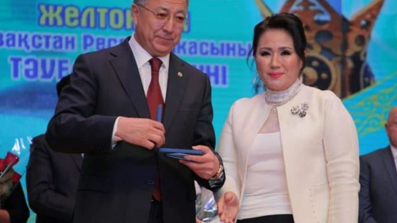 Túrkistandyq 200 dáriger bir ailyq jalaqy kóleminde syiaqy aldy