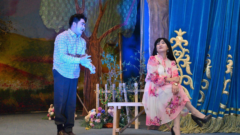 Otyrar teatyry «Diliafrýzǵa 4 kúieý» komediiasyn sahnalady