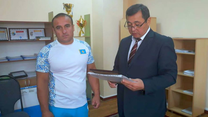ماقتاارالدىڭ ەكٸمٸ چەمپيونعا قۇرمەت كٶرسەتتٸ