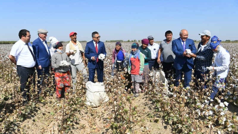مينيستر ماقتاارالدىق شارۋالارمەن كەزدەستٸ