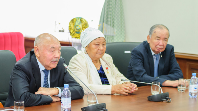 اماندىق باتالوۆ ارداگەرلەردٸ قابىلدادى