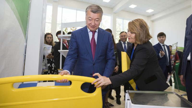 Даниал Ахметов: «ШҚО мектептері жергілікті тауар өндірушілер жиһазымен қамтылады»