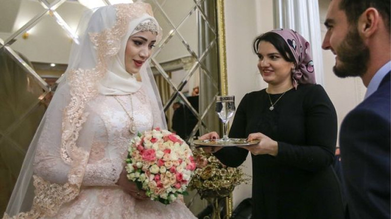 شەشەندەر ٶزگە ۇلتتان قىز الادى, بٸراق ٶزگەگە قىزىن بەرمەيدٸ