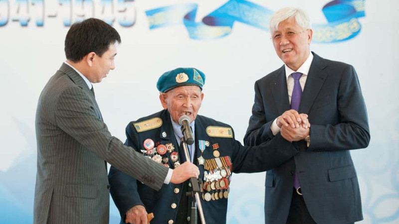 اماندىق باتالوۆ ارداگەرلەرگە قۇرمەت كٶرسەتتٸ