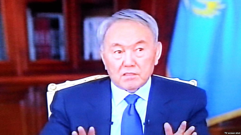Nazarbaev nege tek qazaqsha sóilemeidi?