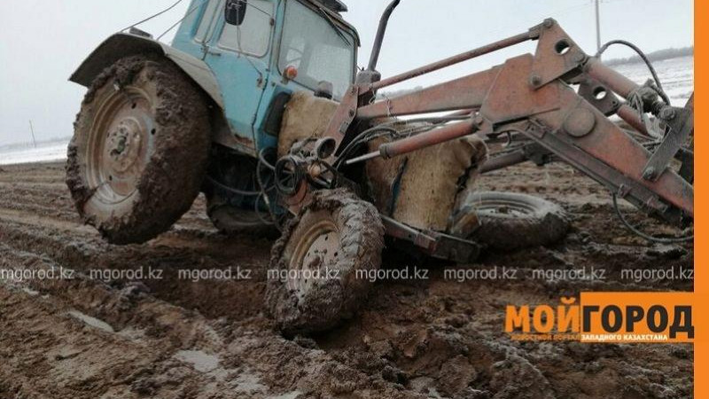 بقو-نىڭ زەلەنوۆ اۋدانىنداعى ناشار جولمەن تراكتور دا جٷرە الماي قالىپتى