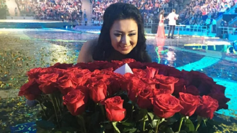 Мәдина Сәдуақасованы белгісіз біреу гүлмен көмкеріп тастады