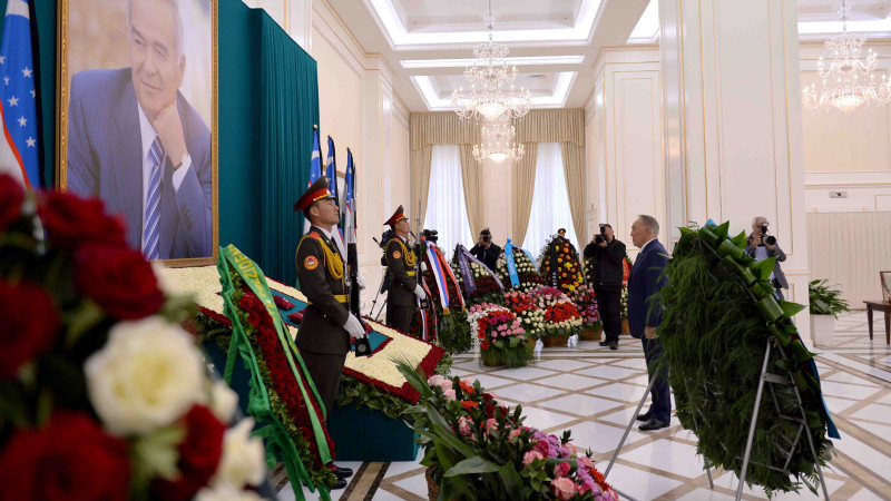 Елбасы Ислам Каримовтің бейітіне гүл шоғын қойды (ФОТО)