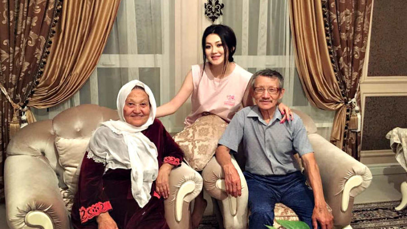 ەركە ەسماحان ەلەۋمەتتٸك جەلٸ ارقىلى حالىققا ەكە-شەشەسٸن تانىستىردى