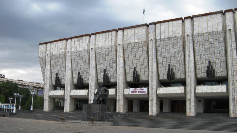 Áýezov teatrynyń direktory aýysty