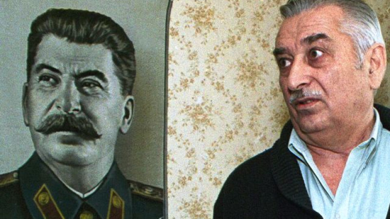 ستاليننٸڭ نەمەرەسٸ: بيلٸك باسىندا ۇرىلار وتىر