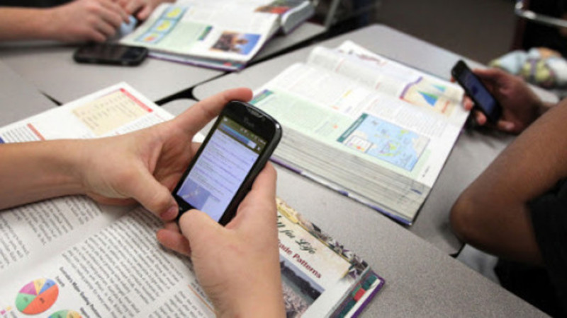 Oqýshylarǵa sabaq ústinde uialy telefon ustaýǵa tyiym salynady