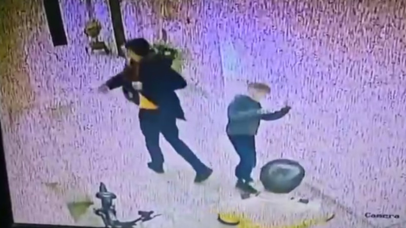 استانادا بالالاردى ۇرىپ, قىلقىندىرعان 30 جاستاعى جٸگٸت ۇستالدى