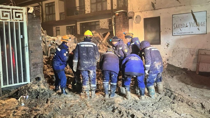 Almatydaǵy lai kóshkininiń astynda qalǵan 4 adam izdestirilip jatyr