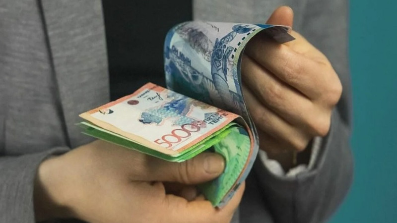 مينيستر مەن ولاردىڭ ورىنباسارلارىنىڭ ايلىعى قانشا?