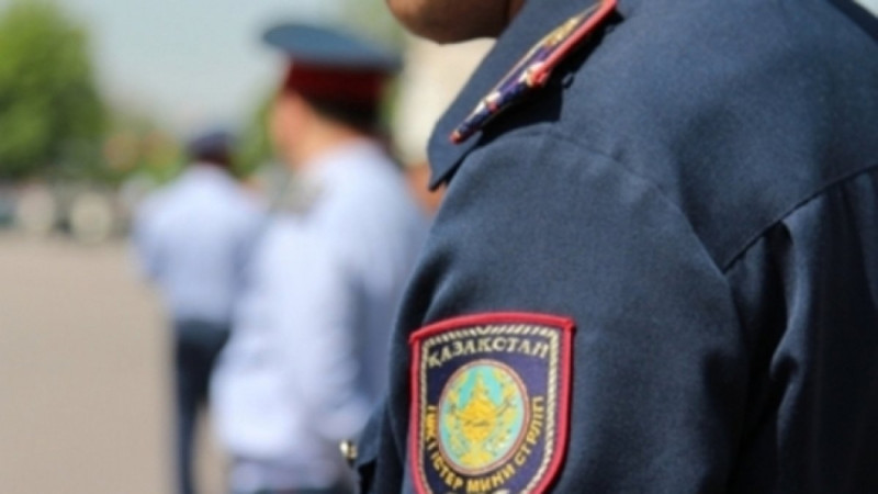 Almatyda qarýdy ary-beri sermep, abaisyzda áriptesin óltirip alǵan politsei sottaldy