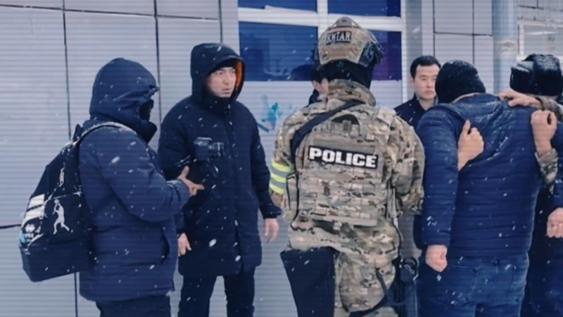 Er adam ózin bopsalap júrgen adamnan qashamyn dep besinshi qabattan sekirip ketken