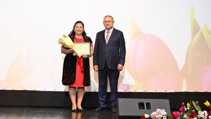 بەيبٸت يساباەۆ جەتٸسۋلىق ەيەلدەرگە مەرەكەلٸك قۇرمەت كٶرسەتتٸ
