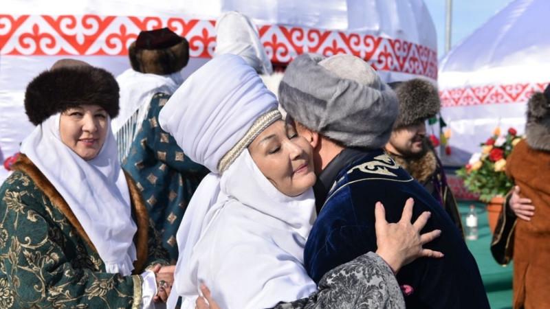 "امال - حالقىمىزدىڭ مەرەيٸن ٶسٸرەتٸن ٸزگٸ مەرەكە": ەشٸمباەۆ حالىقتى ايتۋلى كٷنمەن قۇتتىقتادى