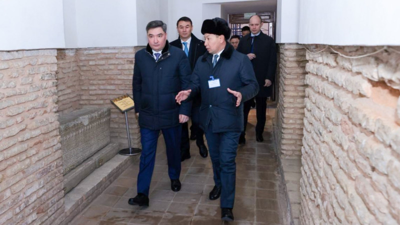 Oljas Bektenov Qoja Ahmet Iasaýi kesenesiniń tarihi kelbetin saqtaýdyń mańyzdylyǵyn atap ótti