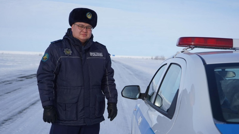 Тәртіп сақшысы су басқан ауылға тегін нан жеткізді