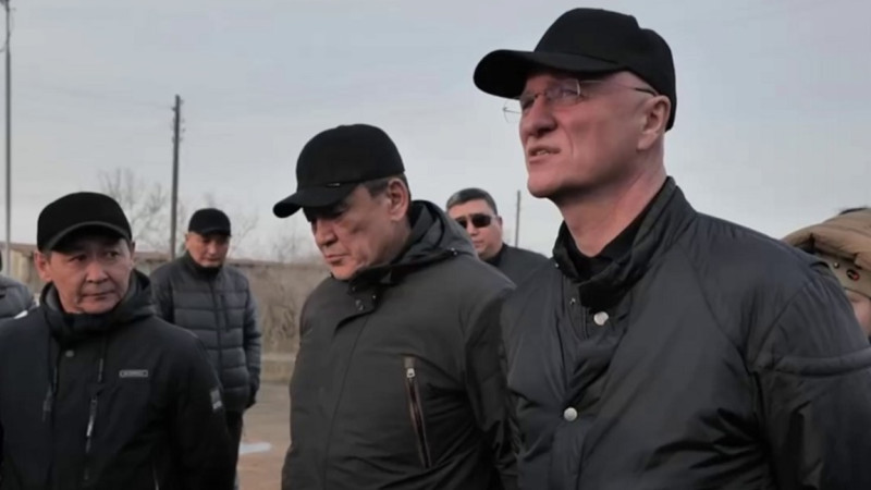 Роман Скляр су тасқынынан зардап шеккен Красная поляна ауылы тұрғындарымен кездесті