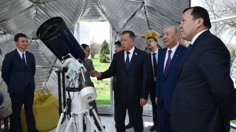 QazUÝ-dan ǵaryshqa: ǵaryshkerler kúni qarsańynda observatoriia ashyldy