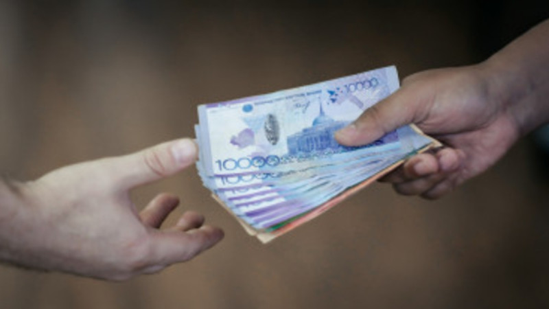 Полицейге пара бермек болған қазақстандық қолға түсті