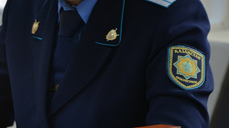 Abaisyzda kisi óltirip alǵan prokýrordyń eks-orynbasary 1,5 jylǵa sottaldy