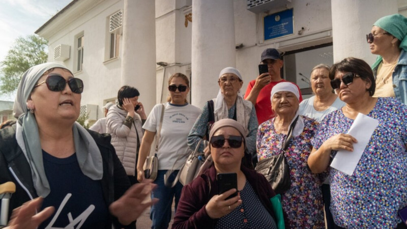 "Ózimiz munaidyń ústinde otyrmyz". Sý tasqyny bolǵan Qulsary halqy ne talap etip otyr?