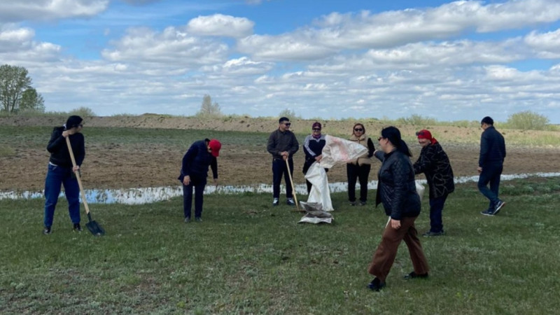 Абай облысының тұрғындары Шаған өзенінің жағалауын жинады