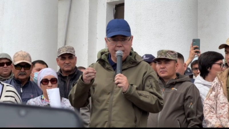Atyraý oblysynyń ákimi Serik Shápkenov Qulsary turǵyndarymen kezdesti