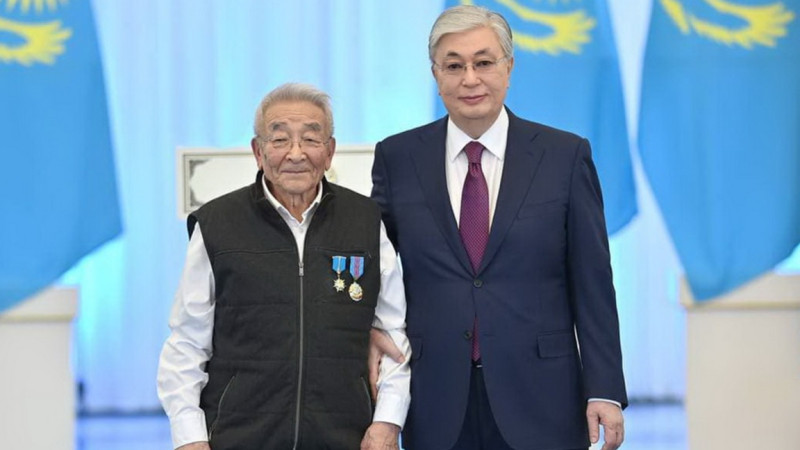 پرەزيدەنت توقاەۆ اكادەميك شارمانوۆتىڭ وتباسىنا كٶڭٸل ايتتى