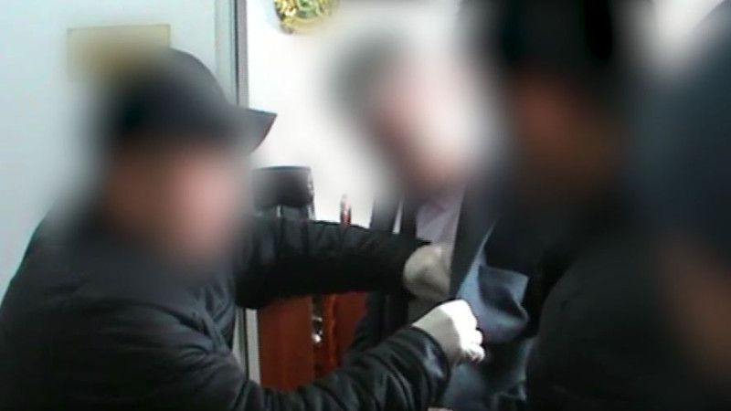 Пара алған, пара берген, жалған іссапар шығынын рәсімдеген: Шымкентте шенеунік сотталды