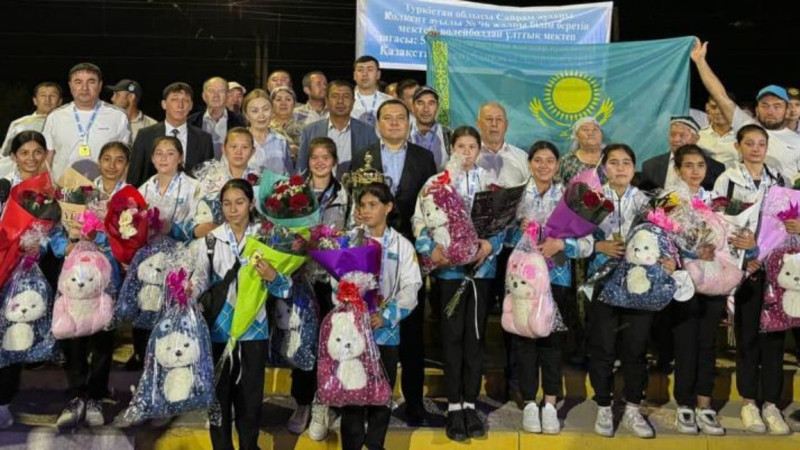 Түркістан: Сайрам тұрғындары жеңімпаз оқушыларды салтанатпен қарсы алды