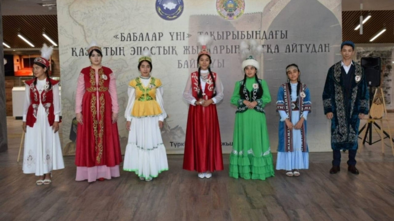 Túrkistanda etnos ókilderi qazaqtyń epostyq jyrlaryn jatqa aitýdan jarysqa tústi